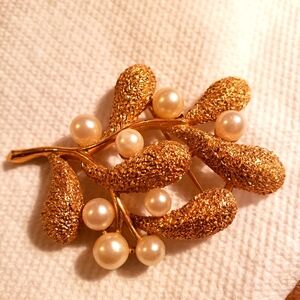 Vintage Trifari Pearl Broach